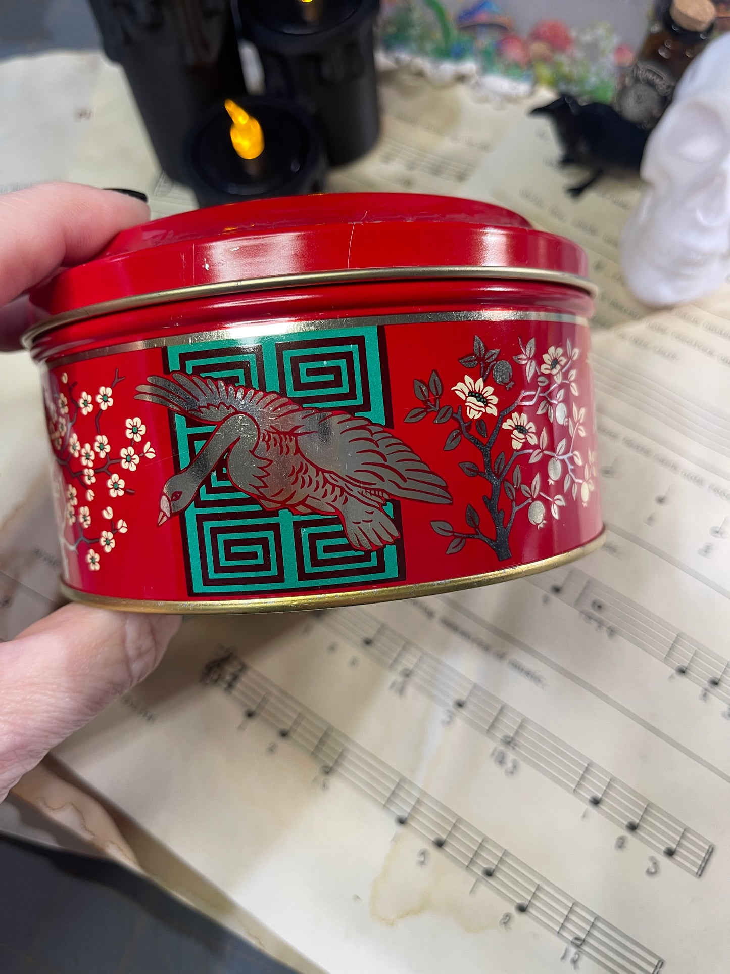 Traditional style tin