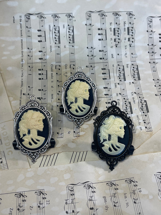 Skeleton cameo journal clip